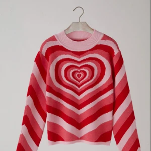 Heart wave sweater  - Populära hjärt-tröjan. Köpt för US$38 och använd fåtal gånger. Köparen står för frakt💗