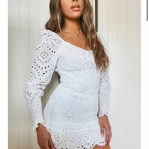 Vit klänning  - Superfin klänning perfekt till studenten! Säljer pga att den är för kort på mig som är 173cm. Passar nog någon som är mellan 155 - 165cm, endast provad. Ny pris 299