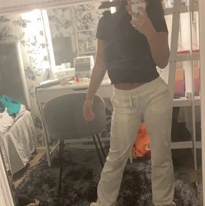 Vita juicy byxor  - Jätte bra skick säljer pågrund av att dom inte används passar jätte fint buda i kommentarerna 