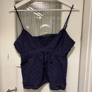 Söt topp från Brandy Melville - Jätte söt topp från Brandy Melville. Den är i bra skick! Säljer pga att den inte kommer till användning. Köparen står för frakt