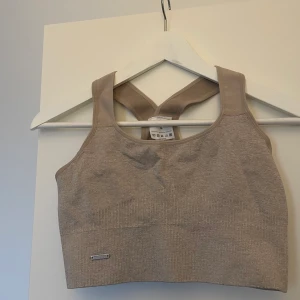 Aimn beige ribbed sport-bh  - Säljer en sport-bh från aimn. I storlek M men sitter mer som en Small skulle jag säga. Är i modellen high support. Knappt använd då jag har så mkt träningskläder. Nypris 449kr säljer för 200 plus frakt.