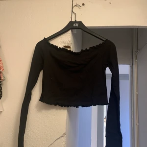 Croppad off shoulder topp - Kort tröja. Sparsamt använd. Storlek S. 