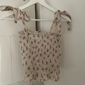 Topp - Snygg topp till sommaren! Köparen står för frakten 💕