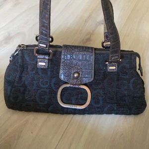 Guess väska - Sjukt snygg axelväska från guess + frakt 