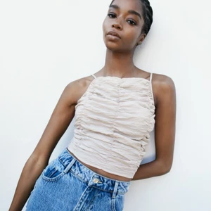 Zara topp - Jättefin oanvänd beige topp, säljer den för att ja känner mig obekväm i modellen🥰 skriv till mig för bud ❣️