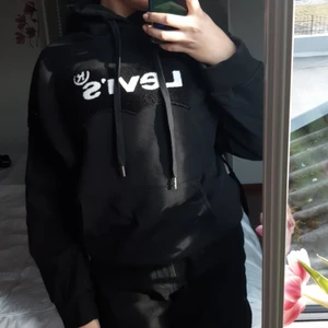 Hoodie - Levis hoodie använd 5-10 gånger 👍🏻den är i S fast sitter väldigt oversize. Skulle passa M även 