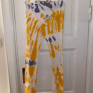 Super coola byxor från zara - Byxor från zara! Ser små ut men de är super stretchiga så går upp till L nästan xl också! Mjuka och bekväma 