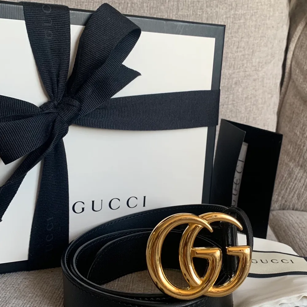 Ett äkta svart Gucci bälte med guld logga. Ordinarie pris 3500kr, jag säljer för ett bra pris, pris går att diskutera. Har kvittot dessutom! Har haft bältet i cirka 1 år.. Övrigt.