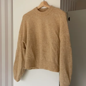 Beige stickad tröja  - En jättefin beige stickad tröja från samsoe samsoe i storlek S. Knappt använd! Nypris 1199kr. 