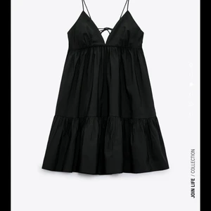 Svart klänning. Zara - Funderar på att sälja denna slutsålda klänningen från Zara, använd få gånger. Säljer endast vid bra bud. Klänningen passar XS-S tack vare snörningen❤️ HÖGSTA BUD: 400kr, KÖP DIREKT: 450kr