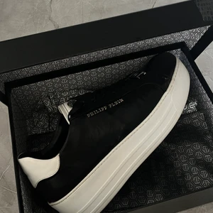 Philipp plein  - Säljer nu mina älskade Philipp Plein skor. Använda fåtal gånger då de är lite förstora för mig. Storlek 41 och jag är 40. Har dock fungerat att använda dem med iläggsula. Nypris ligger runt 5000 och dessa är helt slutsålda på hemsidan. Köpte på deras egna hemsida, har box, dustbag och orderbekräftelse. Skulle säga att det är en unisex model! 