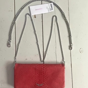 Zadig&Voltaire väska - Klassisk röd Zadig&Voltaire väska. Nästan oanvänd. Nypris 3.670:- (+frakt 70 kr)
