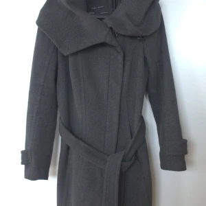 Gray coat in XS - Nice and warm medium length (approx 90cm long) coat in gray color. The coat has a big and warm hood. The size is XS and the brand is Zara. Used, but in a good state.