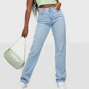 Blå raka jeans!!🥰 - Helt oanvända jeans från Nelly!! Har t.o.m. kvar lappen på!🥳 Dom är långa i benen och raka i modellen! Helt drömiga! Säljer för jag redan har ett par likadana:)