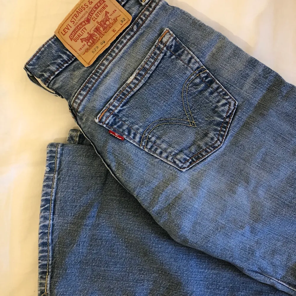 Ljusblåa levis jeans som tyvärr är för små för mig. Jeansen är lågmidjade och har en utsvängd modell 💙. Jeans & Byxor.