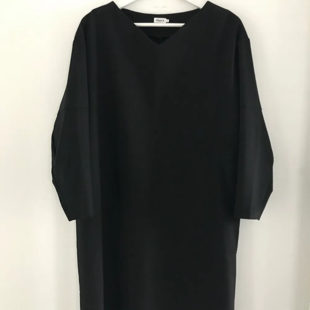 svart knälång klassisk rak klänning med v-ringning, polyester ceramica, lång ärm, nyskick . Klänningar.