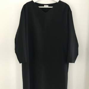 svart knälång klassisk rak klänning med v-ringning, polyester ceramica, lång ärm, nyskick 