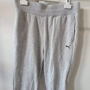 Gråa puma mjukis byxor  - Gråa puma mjukis byxor storlek S 
