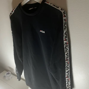 Fila tröja  - Väldigt snygg fila tröja som jag aldrig haft på mig. Tröjan är i nyskick. Storlek S ! 