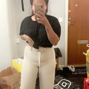 Linne byxor  - Byxor från boohoo jätteskönt material. Storlek 40 men skulle nog säg 38, väldigt långa i benen jag är 158 för referens. Kan skickas men köpare står för frakt