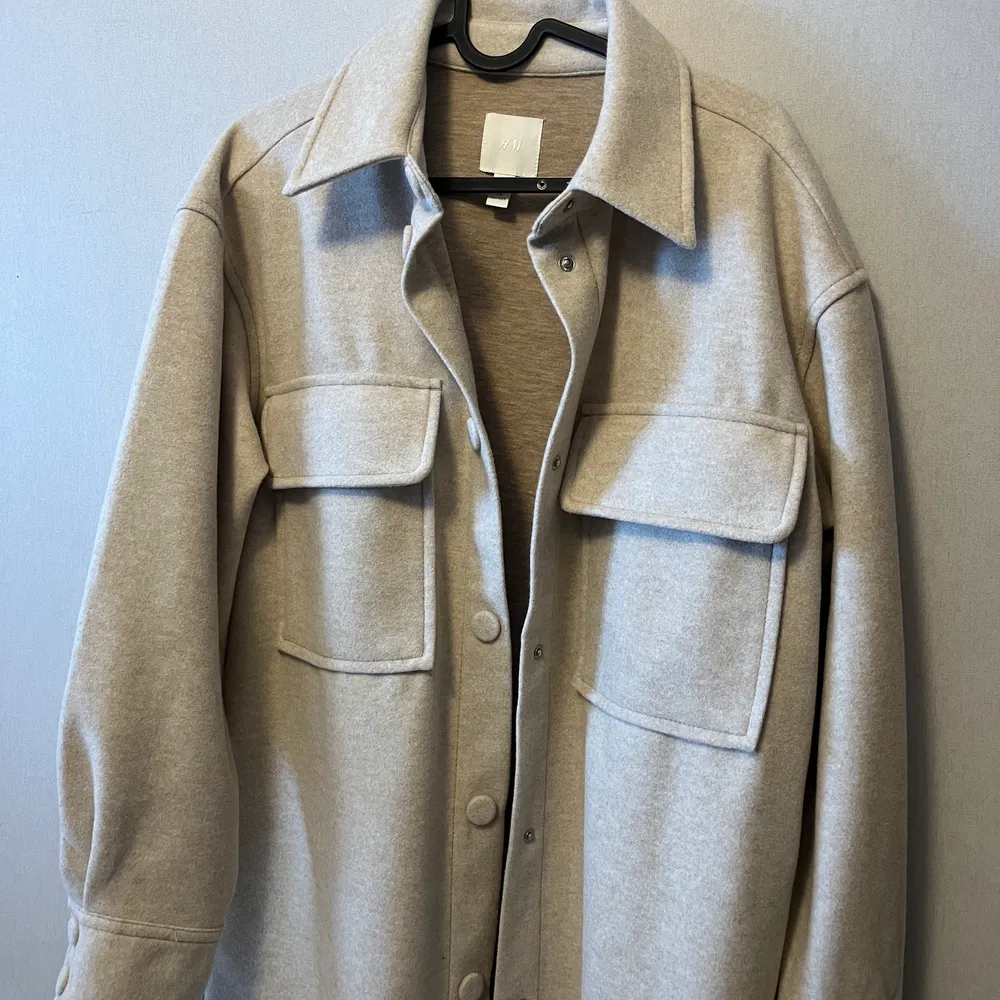 Snygg oversizad skjort kappa från h&m. Helt ny, aldrig använd. Materialet är lite ”filt” aktivt. Bra kvalite och perfekt vår/höst jacka. . Jackor.