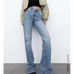Zara jeans - Säljer dessa jeans från zara då de är för stora på mig. Modellen heter ”jeans flare full length” och är slutsålda på hemsidan. Aldrig använt dem, lappen är kvar, stl 38. Köparen står för frakten men kan eventuellt mötas upp i Stockholm.😊