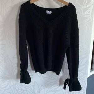 Stickad tröja från NAKD! - En stickad tröja från NAKD! Köpte för några år sedan och är knappt använd. Säljer då jag inte använder den! Inga slitningar. Den har superfina rosett knytningar vid handlederna💕