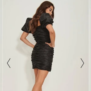 Klänning NA-KD - Svart, populär klänning från nakd. Suuuper fin, köpte av en tjej på Plick men den var tyvärr för liten. Köparen står för frakten 🥰 lånade bilder från nakds hemsidan, sista bilden är min. Prislappen kvar, oanvänd 