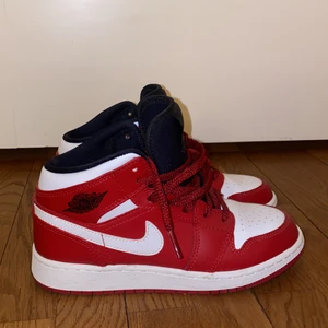 Air Jordans Mid i st. 36 - Ett par Air Jordans Mid i storlek 36. Röda med vita och svarta detaljer. De är endast använda 1 gång så de ser ut som nya 