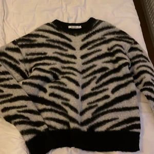 Stickad tröja NAKD - Fin super mysig tröja från NAKD, använd kanske 4 gånger så är i väldigt bra skick🤗