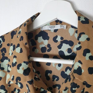 Långklänning leopardmönstrad  - Knappt använd. Knyte i midjan. 