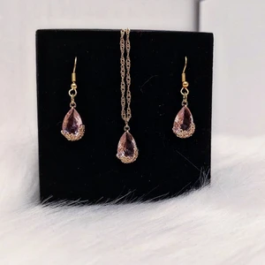 Halsband och örhängen  - Halsband med matchande örhängen. Halsbandet är 42 cm långt.