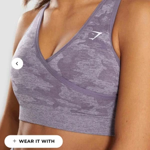 Camo seamless gymshark  - Camo seamless sport bh från gymshark storlek S. Bekväm sport bh med bra stöd som även är väldigt fin i ryggen. Kuporna har vaddering som går att ta ut om man skulle vilja. Köparen står för frakt 