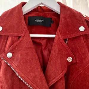 Jacka - Fåtal använd vero moda jacka i storlek S, nypris 1000kr. Säljer för 200kr. Nyskick 💕