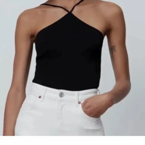 Topp från ginatricot - En svart topp från gina. Väl andvänd men inga fläckar eller skador original pris typ 189 kr men säljer den för 129 kr +frakt