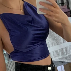 Marinblå topp - Säljer denna fina topp med öppen rygg. Den är aldrig använd, enbart provad💙