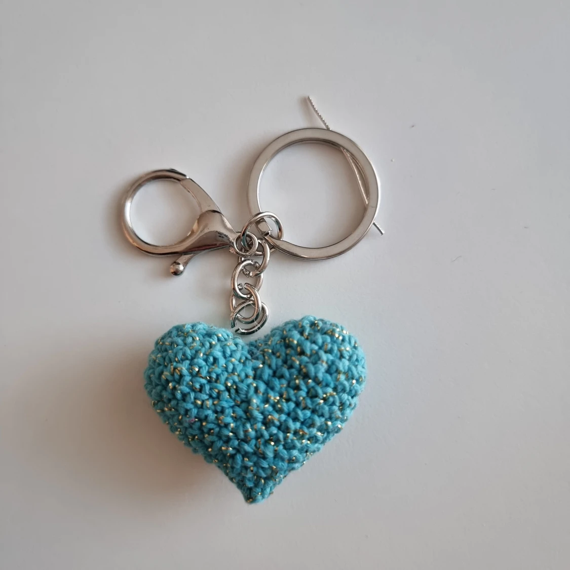 Virkat hjärta - nyckelring.