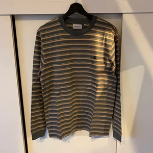 Carhartt - Långärmad t shirt - Oanvänd långärmad randig t shirt från Carhartt. Storlek S, Nypris: 700kr