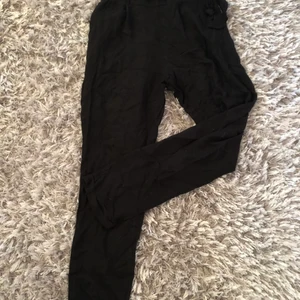 Svarta byxor - Svarta, tunna, fladdrigabyxor, super söta🤩💕