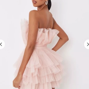 Tyllklänning  - Säljer denna slutsålda klänning is Storlek 38. Den är tyvärr för stor för mig så aldrig använd. Köparen står för frakt