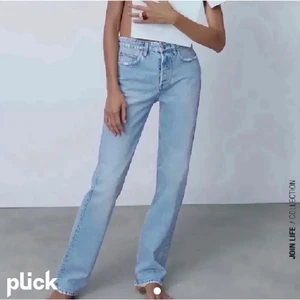 Mid rise zara jeans - Ljusblåa jeans från zara med mid midja! Köpare står för frakt!💗