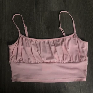 H&m ljusrosa topp - Jättefin oanvänd, köpte förra sommaren men använde den uppenbarligen inte så gör det nog inte i år heller 💕 