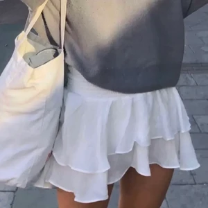 Vit volang kjol - Säljer denna vita volang kjol ifrån Chelsea i storlek small💓 superfint skick, nästan ny👌 bud på 400