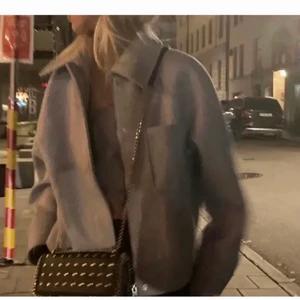 Vårjacka - Funderar på att sälja min så fina vårjacka från NA-KD som jag köpte förra våren💕 Den är slutsåld och väldigt populä, storlek 34 passar bra på mig som annars har XS/S😊 Den är lite nopprig men det går säkert att kamma bort om man skulle vilja det!💕
