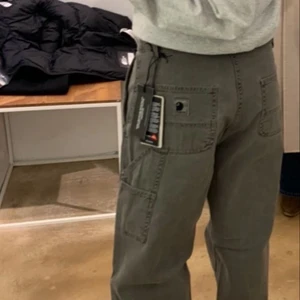 Carhartt Pierce Pants Straight  - Jättesnygga straight mid-rise carhartt byxor. Helt oanvända med tags på. Säljer då jag köpte dubbelt. Storlek W24.  *inte mina bilder men det är samma modell och färg* Dm för fler bilder!! Orginalpris: 1345kr.💞 Pris kan diskuteras.