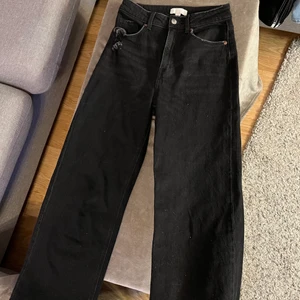 Svarta jeans - Svarta jeans från hm i storlek 36. Jag är själv en 36:a men jag tycker endast själv inte jag passar i ”raka jeans” så det är andledningrn till varför jag säljer dem. Köpte dem i höstas och har endast andvänt dem 2 gånger. Jag själv skulle säga att är du lång så kommer du nog tycka att dessa jeans är korta. Jag själv är ca 1.66 och jag själv tycker att dem är väldigt bra i längden på mig. Men tror även att en person som är 1.70 skulle tycka detsamma! För fler bilder kontakta mig!