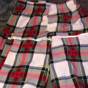 Pjyams byxor  - Säljer ett par pjyams byxor från Shein då dom är för korta!! Mer i strl xxs/xs än S!! Dom är korta. 50kr + frakt! Står inte för frakten. Vet inte än frakten!! Skriv för fler bilder osv.🖤