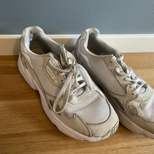 Adidas sneakers vit dam - strl 38 - Superfina vita sneakers från Adidas som jag ej använder längre. Ca 1 år gamla. Lite färgade men är hela och i fint skick.