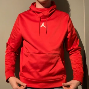 Jordan Fleece Hoodie - Köpte för ett halvår sedan har knappt använts och är näst intill nyskick✌🏻 Tröjan sitter normalt på mig som L men passar även storlek M-S för mer oversized fit.