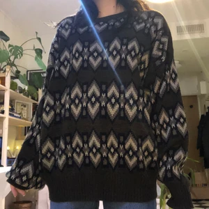 Stickad sweater från beyond retro - Mörkgrön/brun stickad oversize tröja. Har vart en favorit länge men används inte längre. Sjukt skön och stor, mysig.